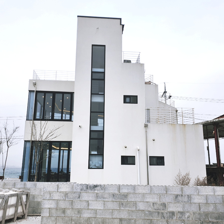 해변과 인접한 카페 위치