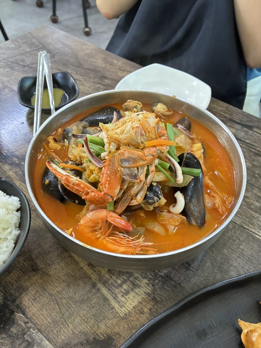면 버전으로 즐기는 짬뽕. 국물의 감칠맛이 면발을 타고 흐릅니다