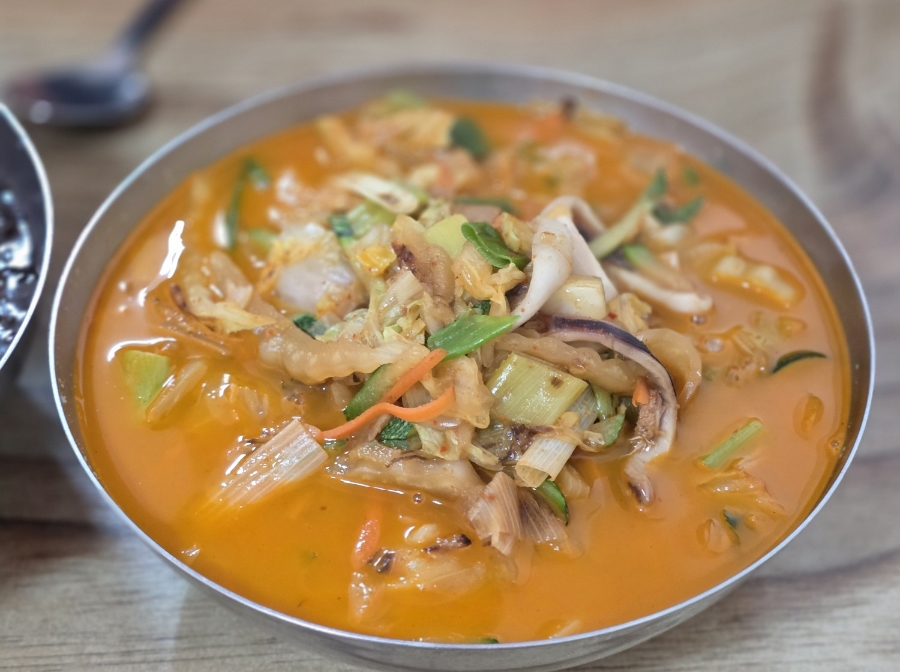 금호반점의 짬뽕. 시원한 국물에 해물과 채소가 어우러져 있습니다.