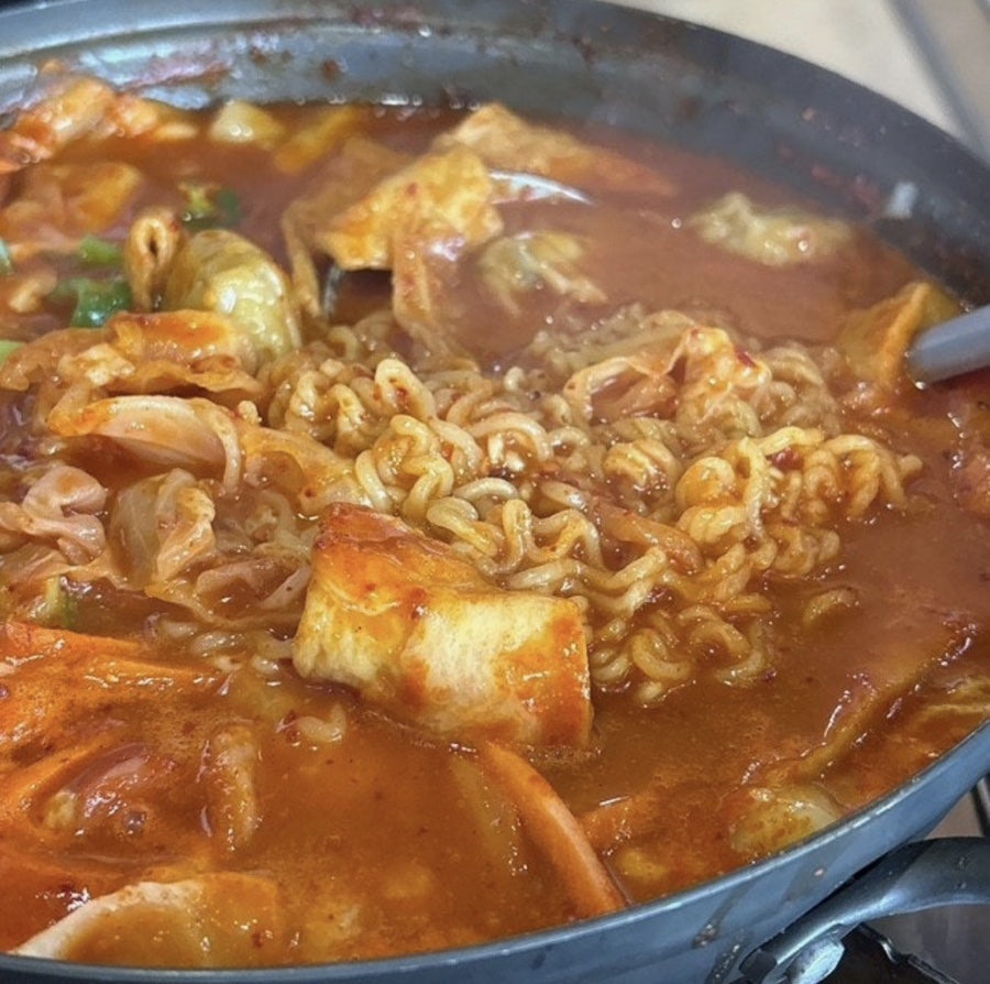 즉석 떡볶이 국물에 라면 사리와 어묵, 두부가 푸짐하게 들어갑니다.