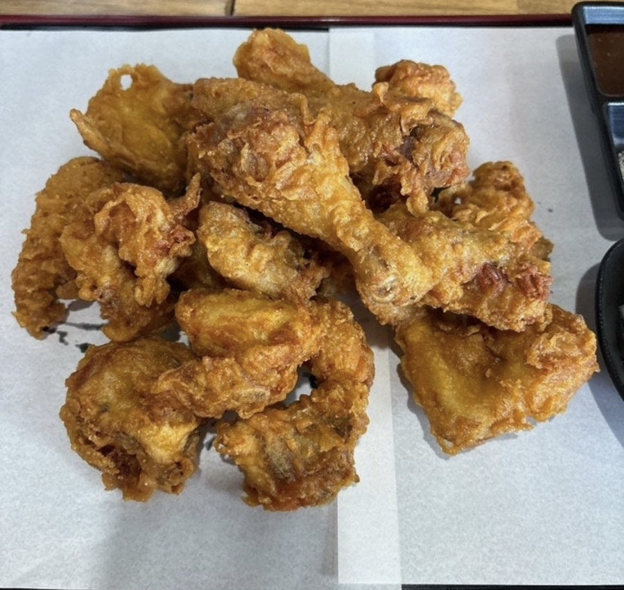 바삭하게 튀긴 치킨. 떡볶이와 곁들여 먹는 조합으로 인기가 많습니다.
