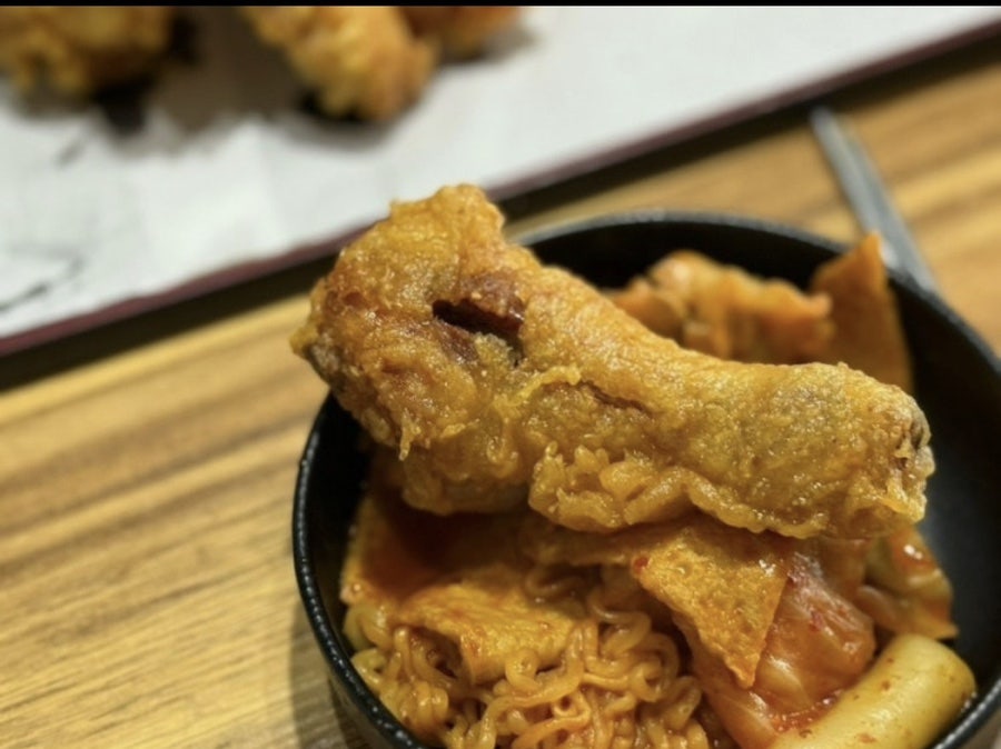 치킨과 즉석 떡볶이를 함께 즐기는 조합 메뉴. 매콤한 국물에 튀김치킨을 곁들여 먹습니다.