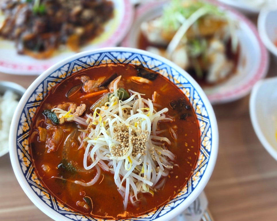 직화짬뽕. 고기 육수 베이스에 해물과 채소가 풍부하고, 숙주의 아삭함이 일품입니다.