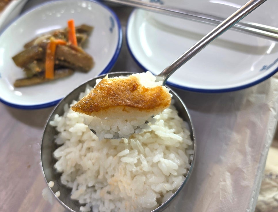 뼈매운탕 국물에 곁들여 먹는 생선구이. 밥 위에 올려 먹으면 짭짤하고 고소한 맛이 살아납니다.