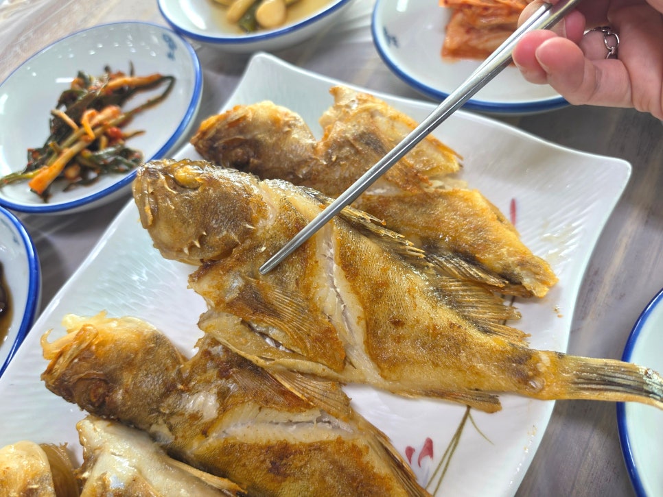 젓가락으로 살을 발라내는 생선구이. 곁들여지는 반찬 가짓수도 넉넉합니다.