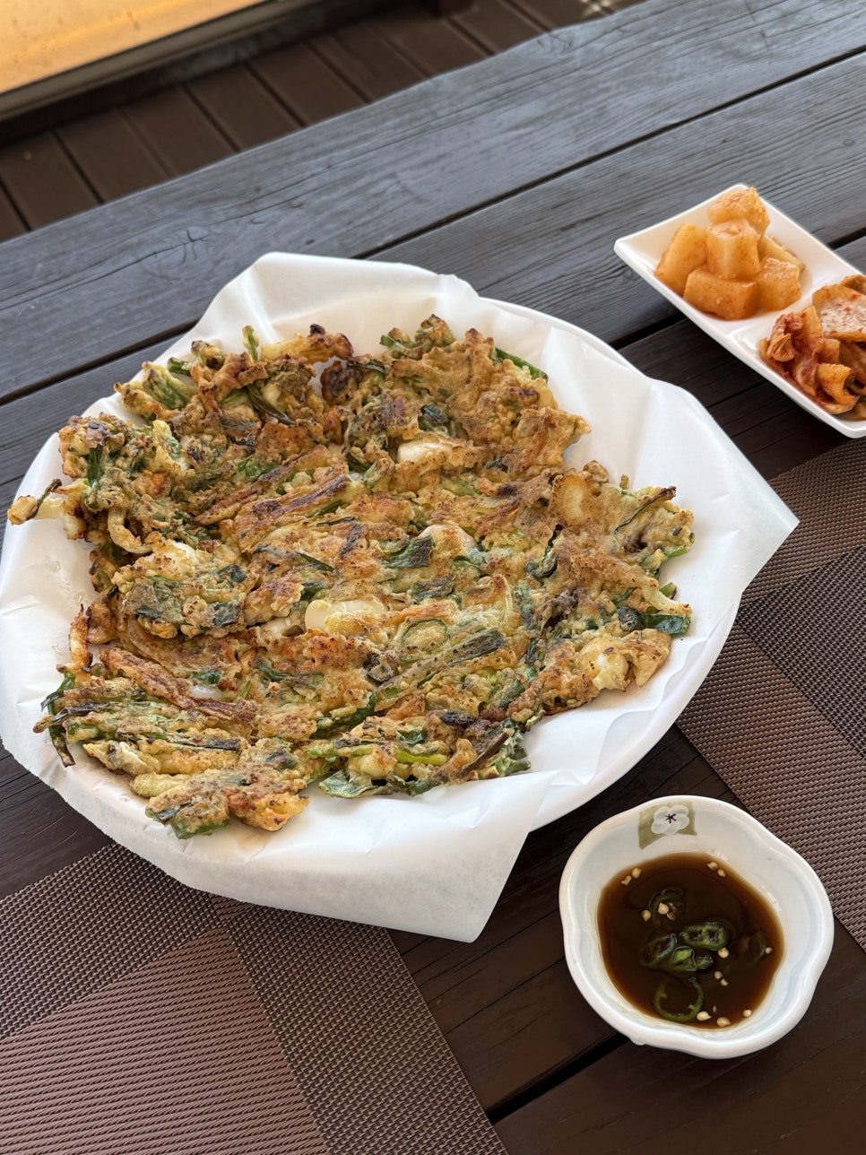 해물파전. 한 접시 가득 나오는 양으로 가성비가 좋다는 평이 많습니다.