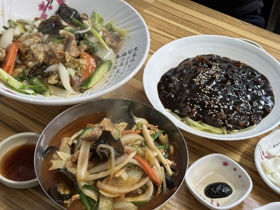 탕수육, 간짜장, 짬뽕까지 한 상에 오른 모습. 짬뽕에는 야채와 해물이 듬뿍 들어갑니다.