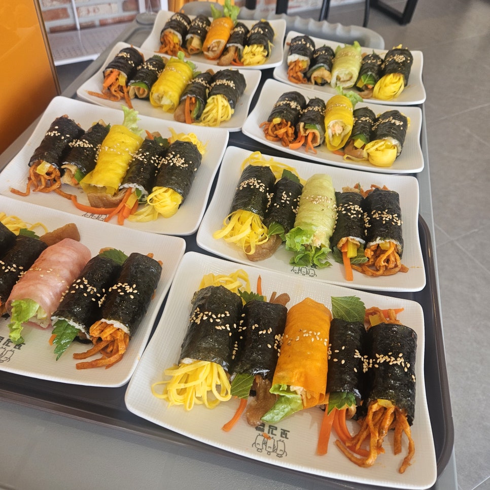 한 상 가득 차려진 꼬마김밥 모둠. 색색의 재료가 알차게 들어가 보는 재미도 있습니다.
