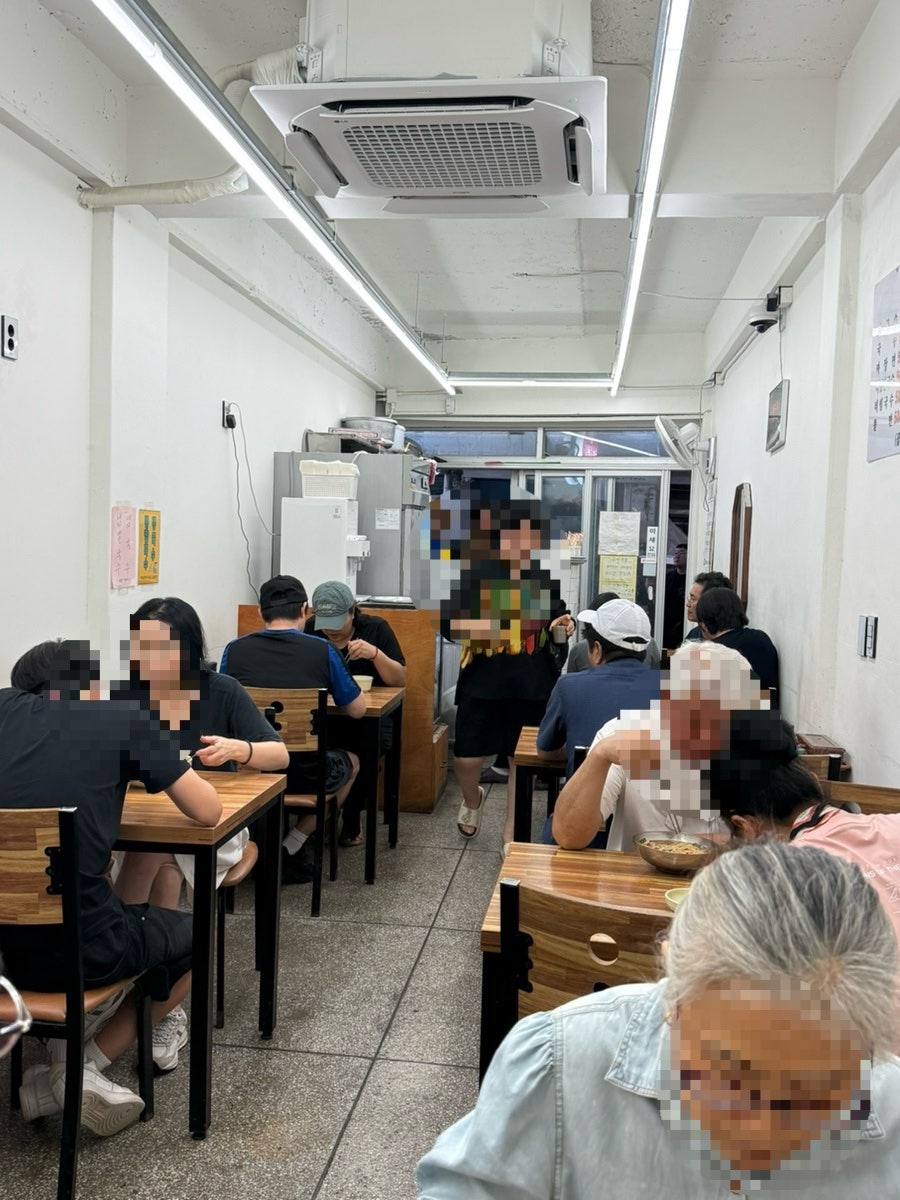 가게 내부 모습. 작지만 정겨운 분위기입니다.