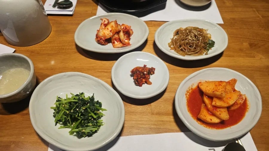 김치, 깍두기, 나물, 잡채무침 등 곁들여 나오는 반찬들