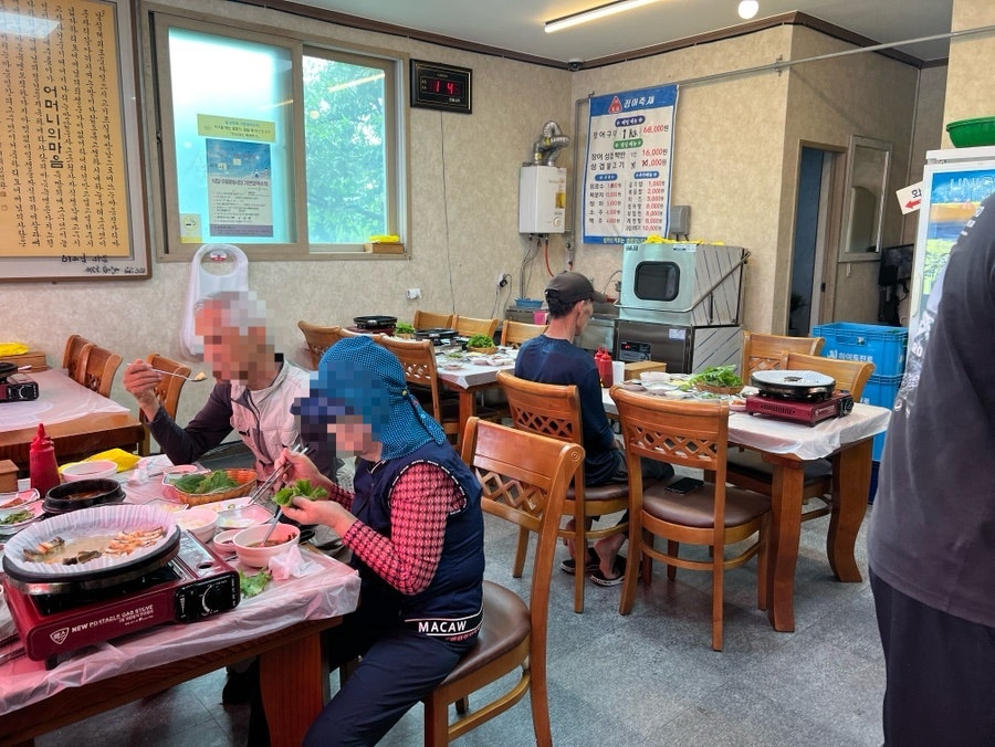 천막 지붕과 달리 내부는 테이블과 의자를 갖춘 널찍한 홀입니다. 점심시간 전부터 손님들이 하나둘 자리를 채우고 있습니다.