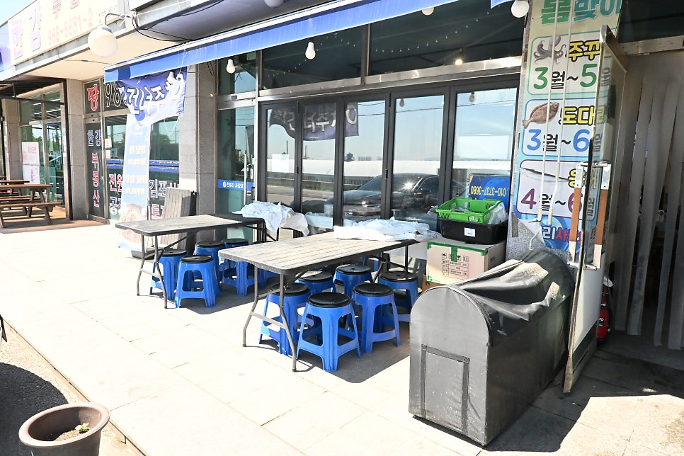 매장 앞 야외 테이블과 의자. 소박하게 차려진 좌석입니다.