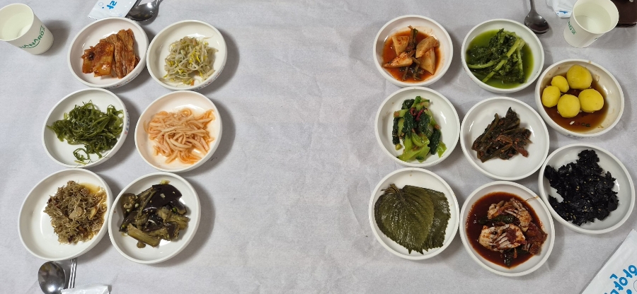 정식과 함께 나오는 반찬들. 무침류와 나물류가 다양하게 올라옵니다.