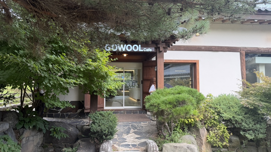 카페 고울 입구, GOWOOL Cafe 간판
