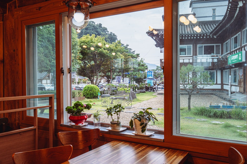 마곡커피 2호점 창가 자리에서 본 풍경