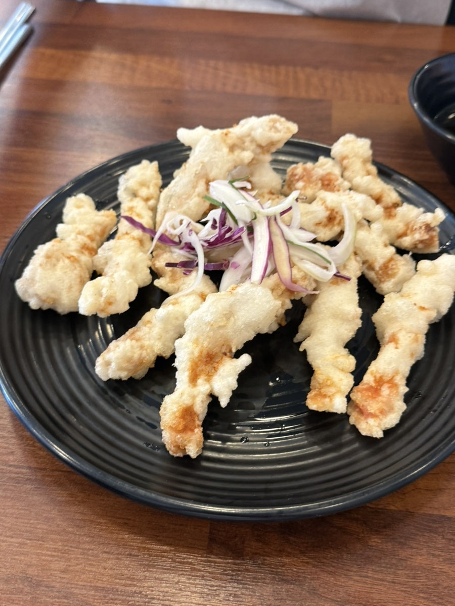 윤기 흐르는 짜장면. 고춧가루의 향이 더해져 한층 맛있어 보입니다.