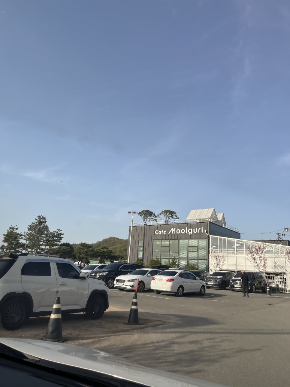 물구리빵집 매장 전경과 주차장