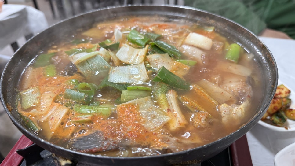얼큰하게 끓여낸 물메기탕. 대파와 채소가 듬뿍 들어가 시원한 국물 맛을 냅니다.