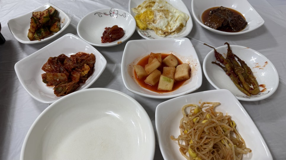 밑반찬과 함께 나온 계란후라이. 오전 10시 이전 방문 손님에게 서비스로 제공됩니다.