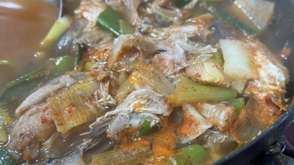 얼큰하게 끓인 물메기탕 클로즈업. 살이 부드럽게 풀어져 있습니다.
