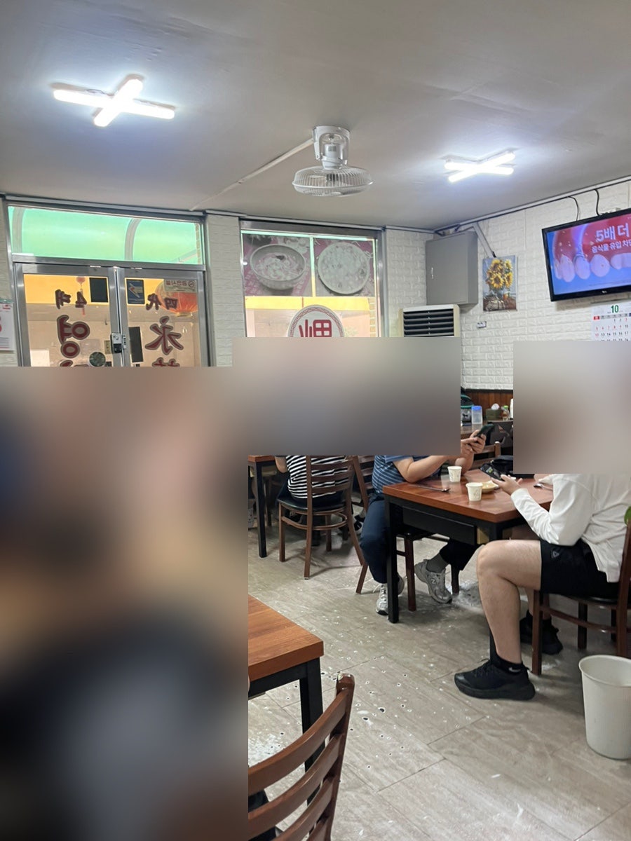가게 내부 홀. 현지인 중심의 편안한 분위기를 느낄 수 있습니다.