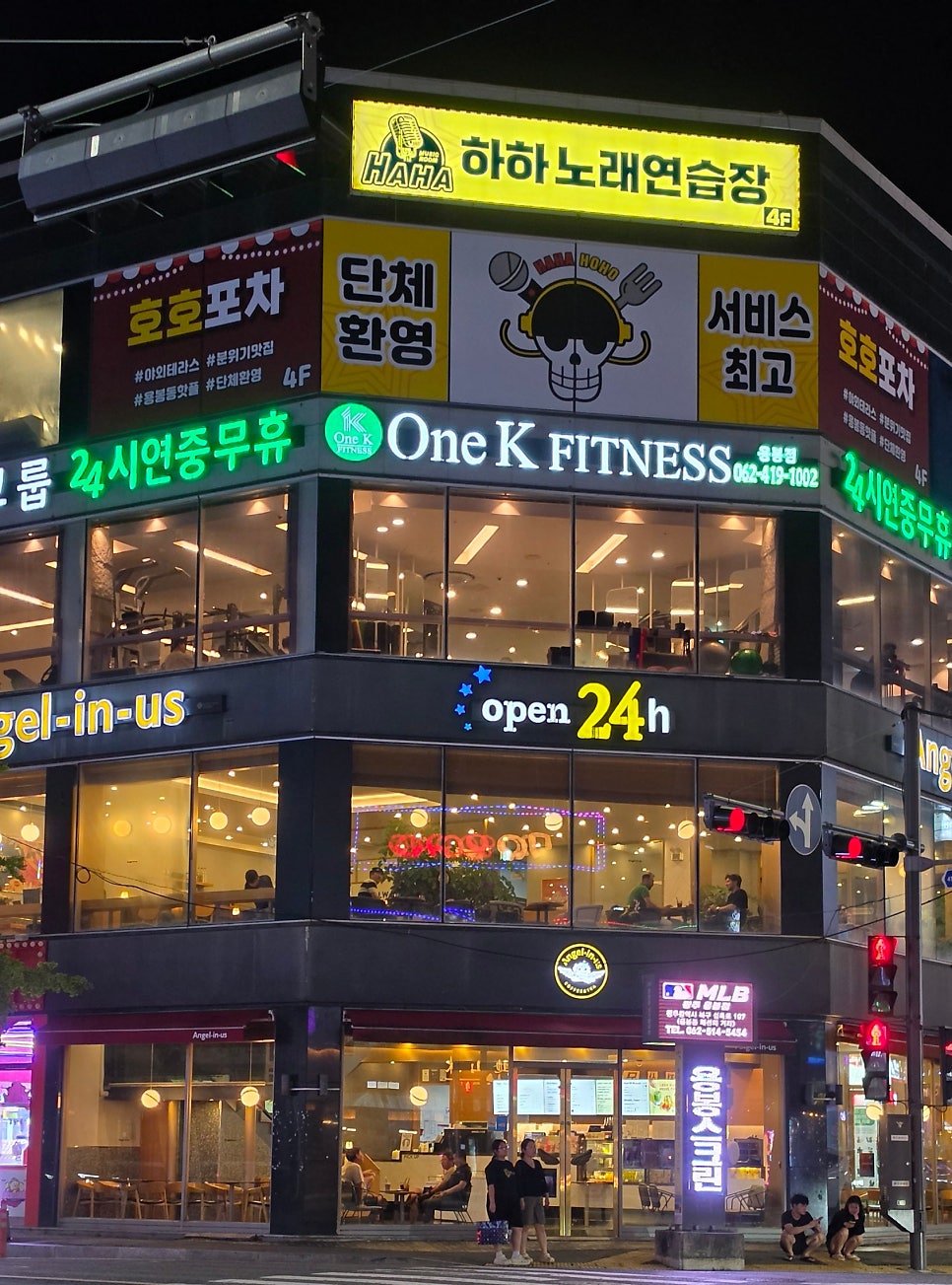 엔제리너스 광주용봉점 야간 건물 외관