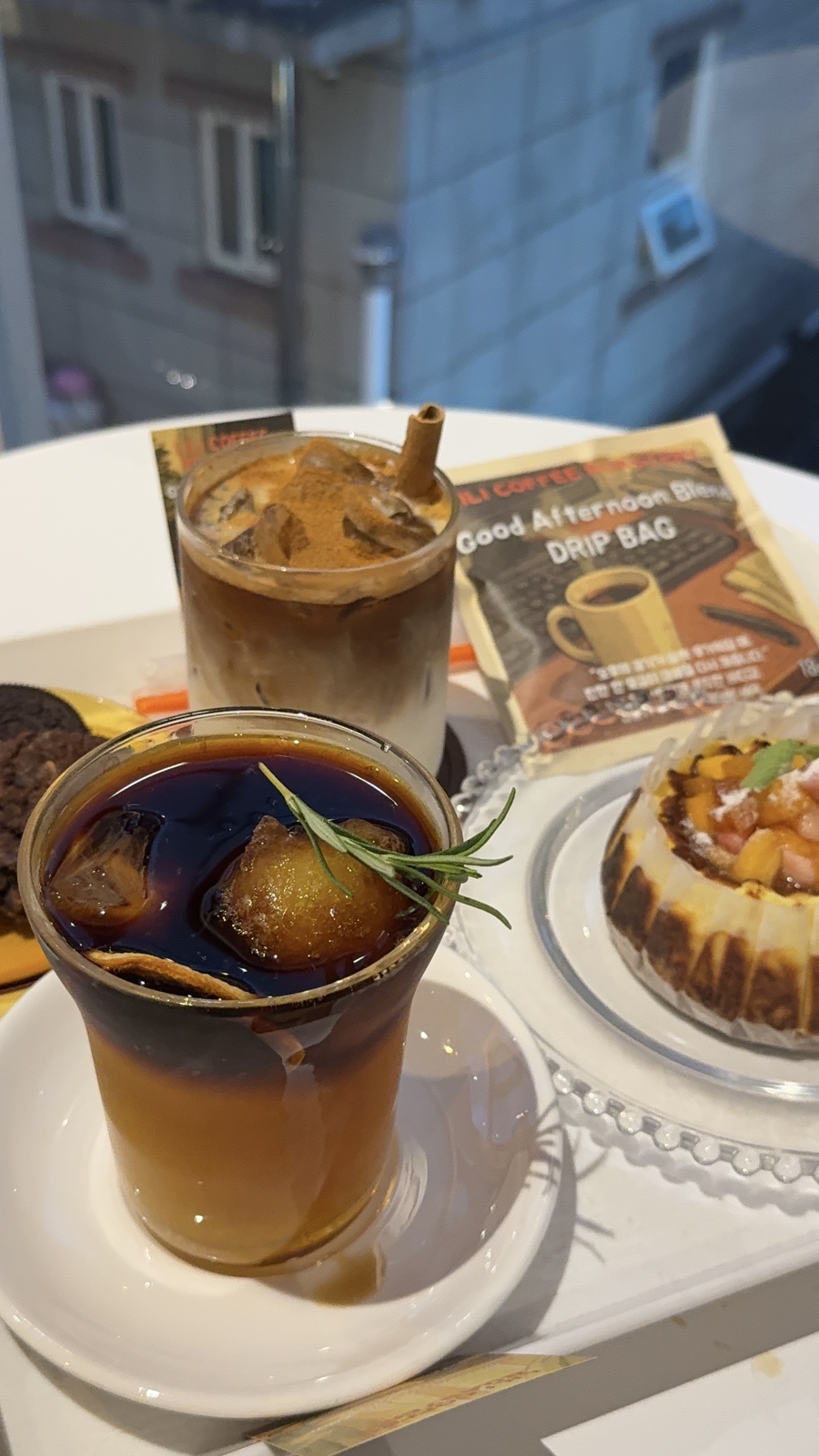 리리커피로스터리 음료와 드립백 패키지