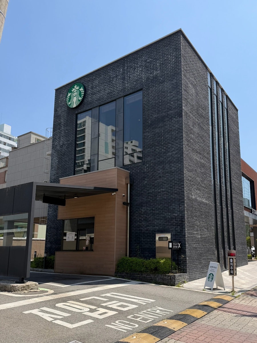 스타벅스 광주산정DT점 매장 전경