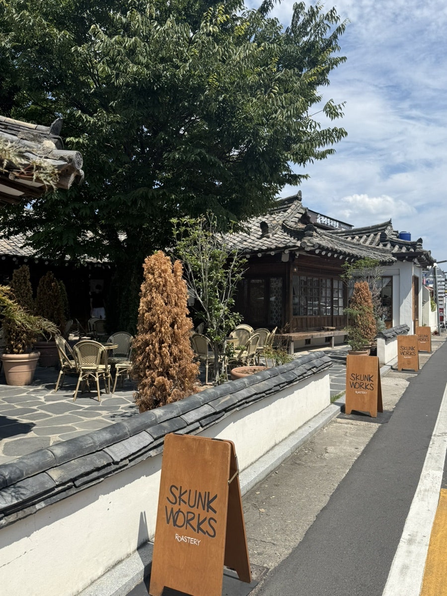 스컹크웍스 야외 좌석