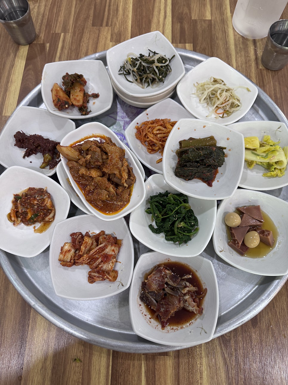 반찬만 십수 가지. 양념게장, 제육볶음 등 전라도식 손맛 반찬이 상 가득 차려집니다.