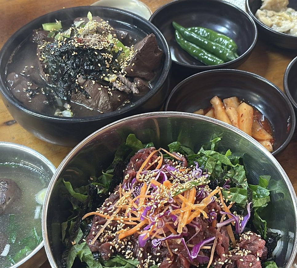 선지국밥(위)과 생고기비빔밥(아래). 신선한 재료가 한눈에 보입니다.