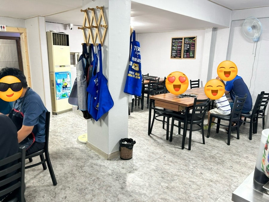 옥호식당 내부 전경, 깔끔하게 정리된 노포 식당