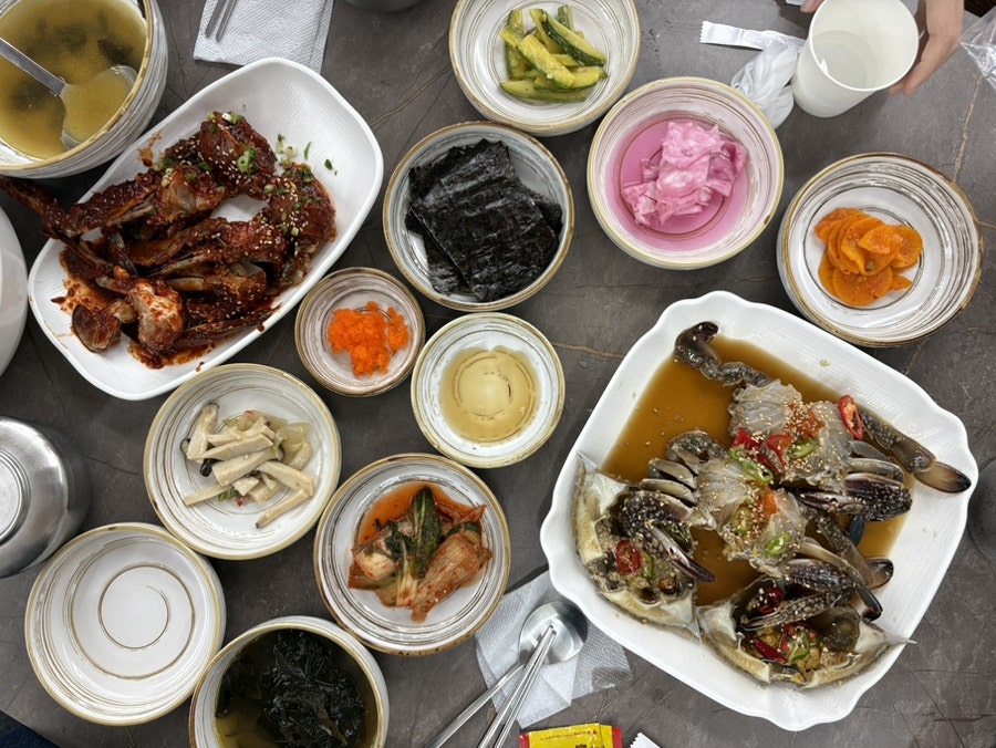 게장과 함께 나오는 밑반찬 한 상. 다양한 곁들임 반찬이 푸짐하게 차려집니다.