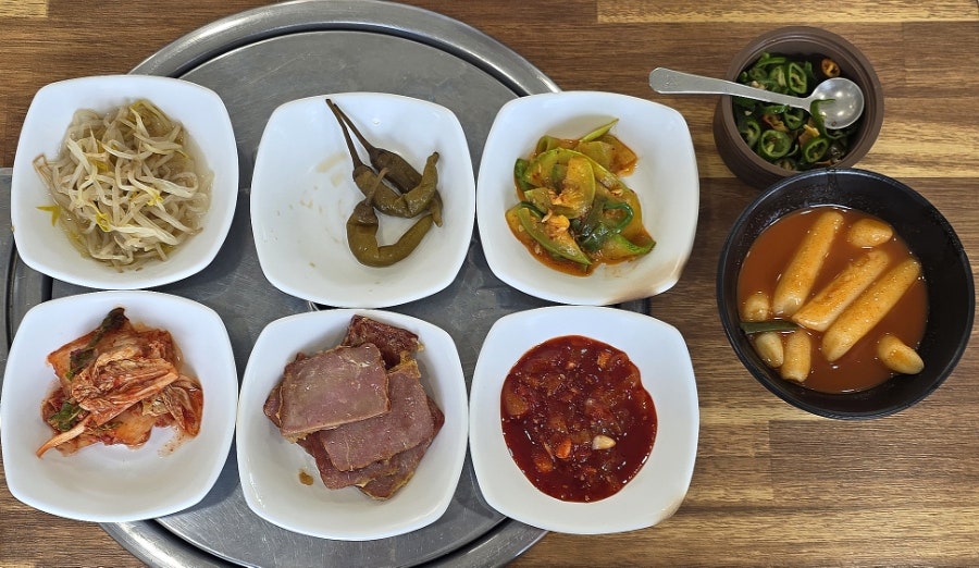 콩나물, 김치 등으로 채워지는 밑반찬. 정갈하게 나온다는 후기가 많습니다.