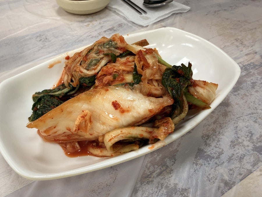 함께 나오는 겉절이 김치.