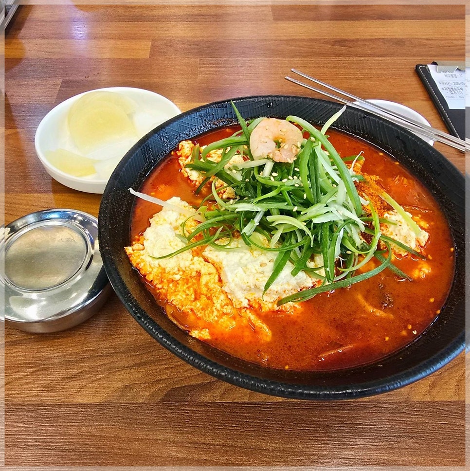 진짬뽕 화성직영점에서의 한 끼 식사 장면