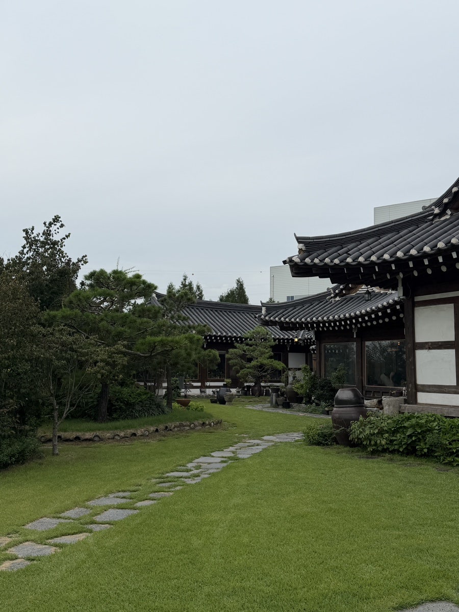 희원 정원 산책로와 항아리