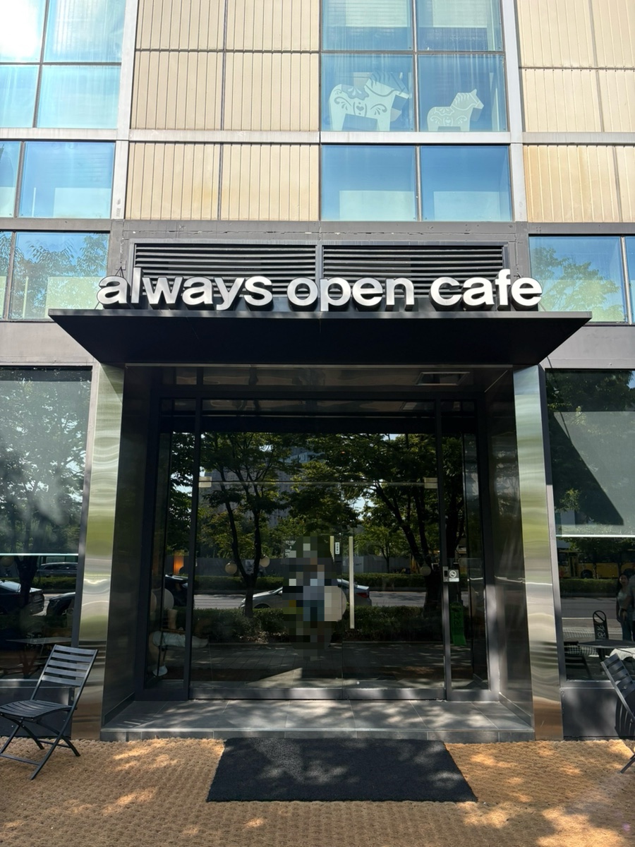라운지25 입구, 24시간 운영 안내