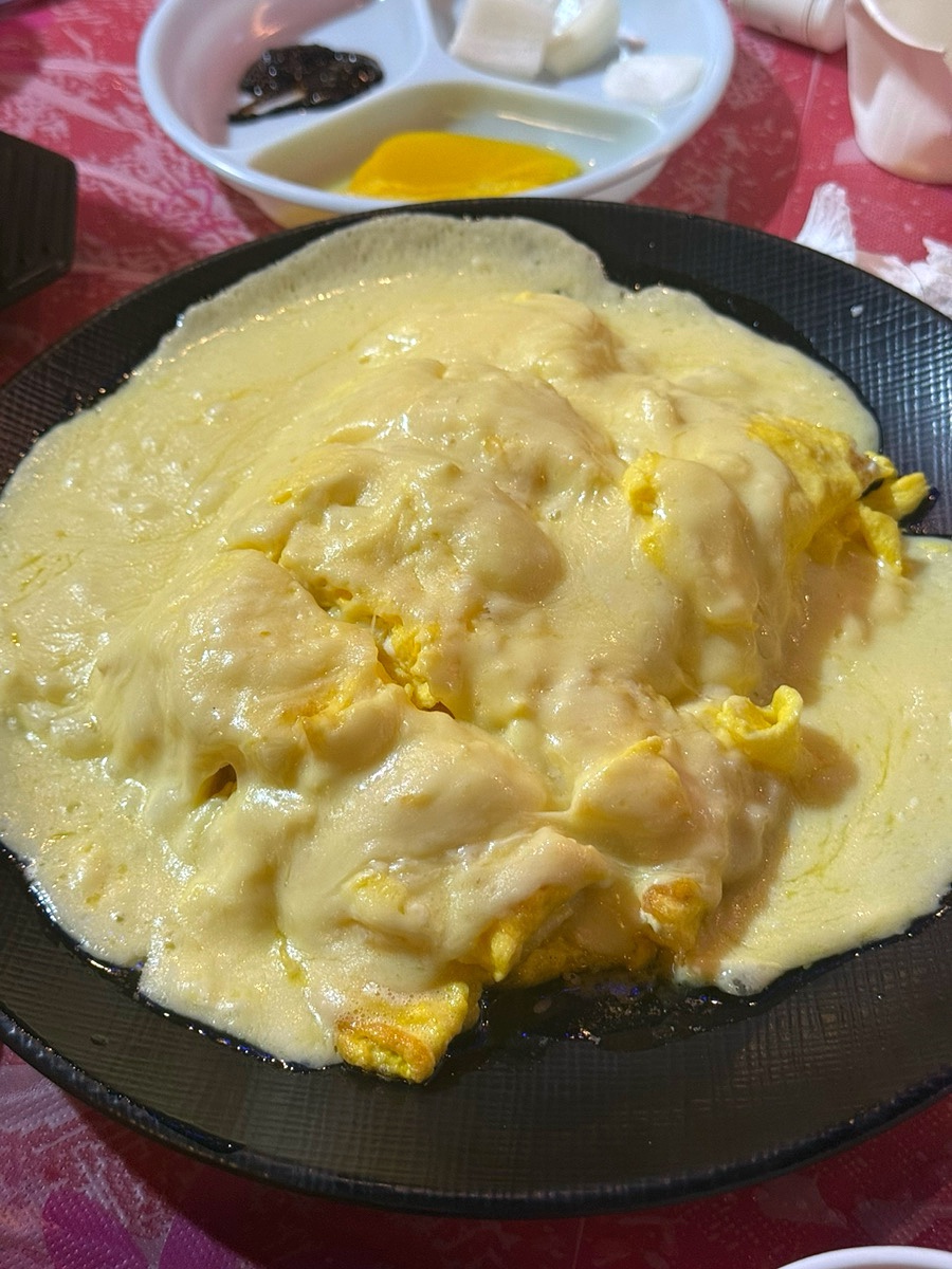 치즈폭탄계란말이. 폭신한 계란말이 위에 치즈를 듬뿍 올려 녹여냈습니다.