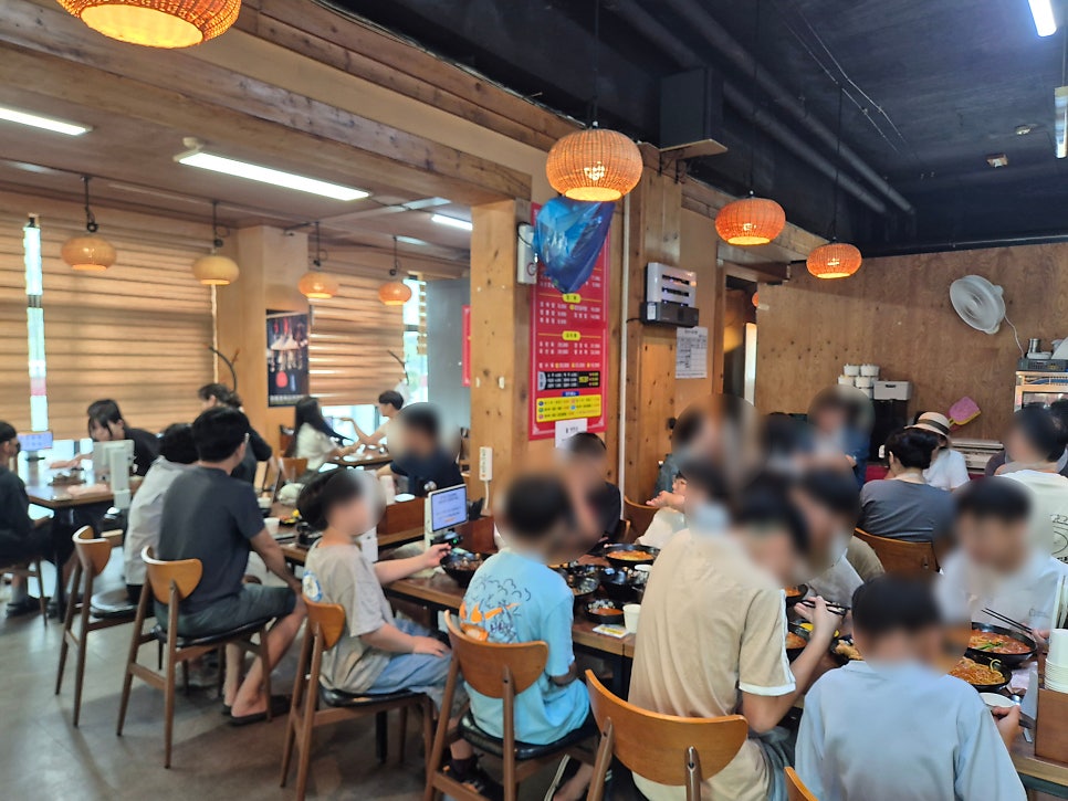식사 시간대의 복건성 내부. 자리가 금방 찰 만큼 손님이 많습니다.