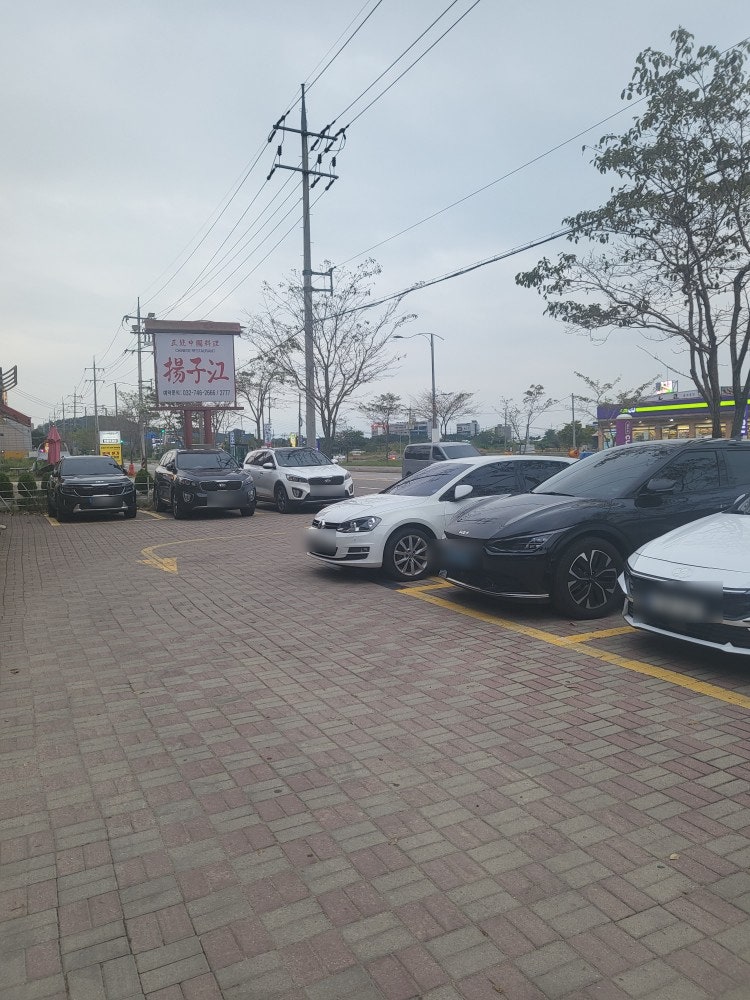 매장 앞마당 전체가 주차공간입니다. 방문 차량이 많아도 자리 잡기가 수월합니다.