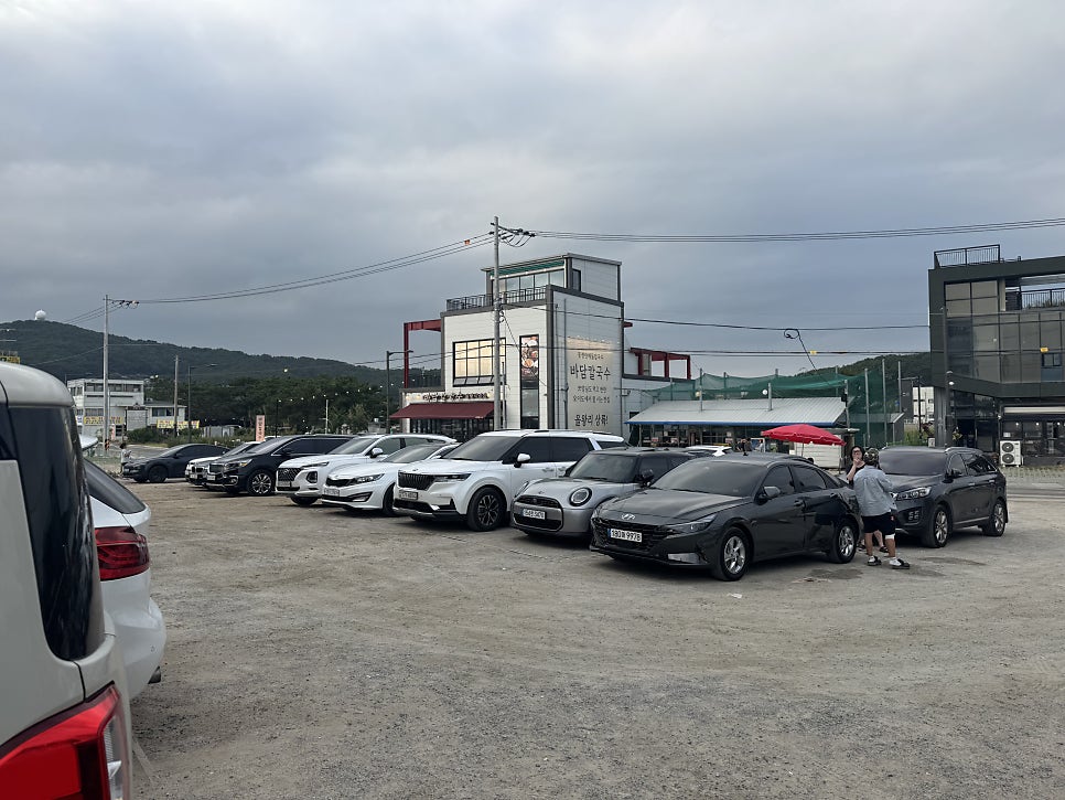 매장 외관 — 검은색 건물과 큼지막한 아이스크림 모형