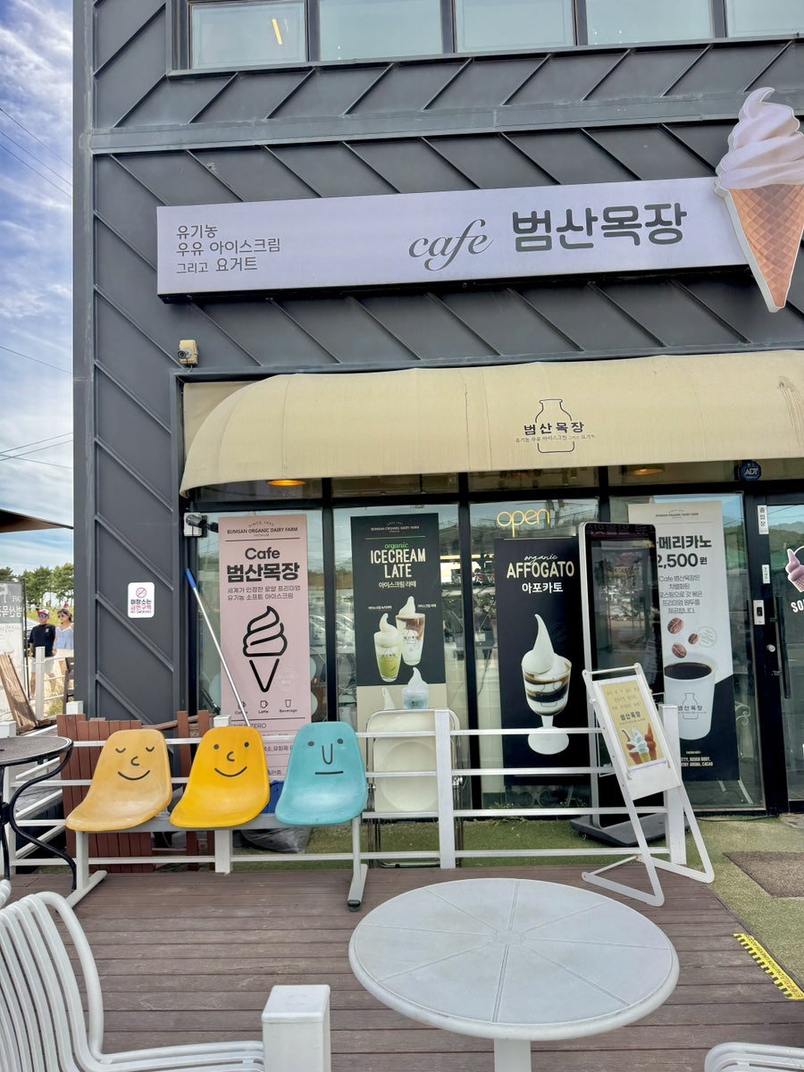 매장 내부에서 즐기는 아이스크림