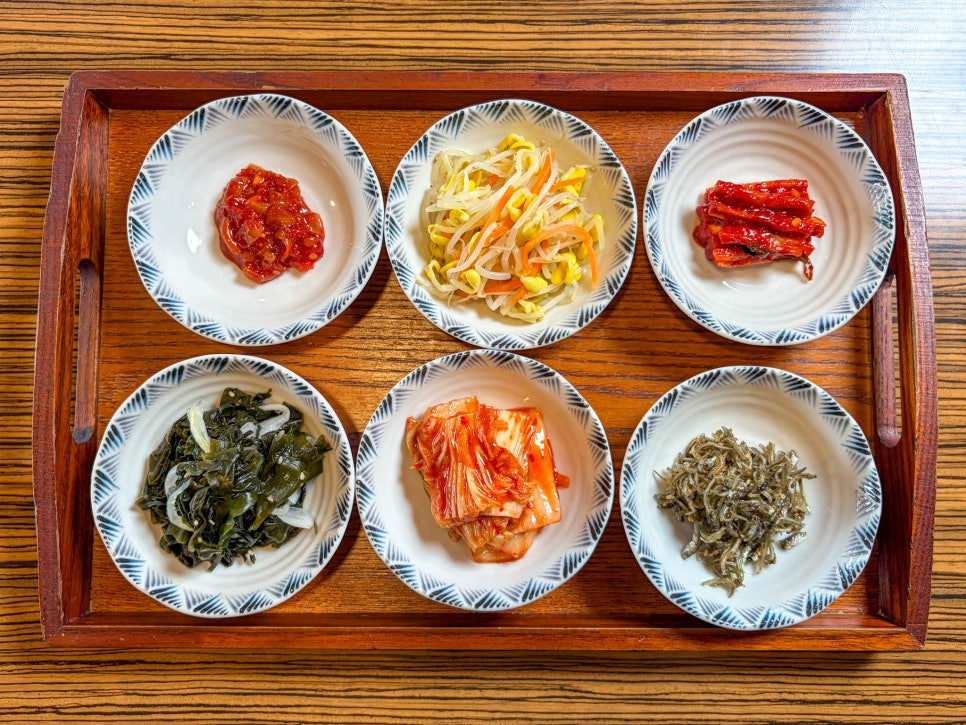 정갈하게 차려진 밑반찬. 김치와 나물무침, 멸치볶음 등 여섯 가지 반찬이 함께 나옵니다.