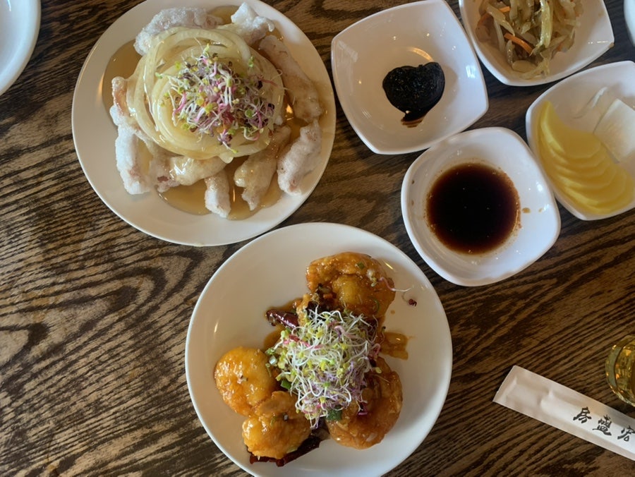 테이블에 펼쳐진 홍성방의 코스 요리 전경.