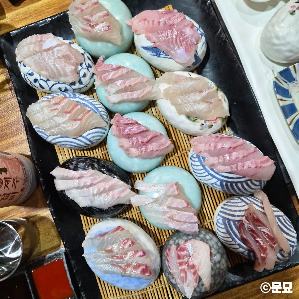 정갈하게 담겨 나온 흰살생선회. 얇게 포를 떠 접시마다 가지런히 올렸습니다.