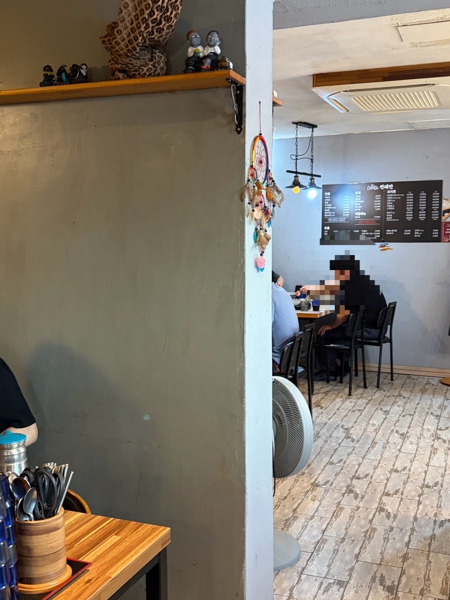 실제 고객들이 식사 중인 매장의 모습. 현지인과 관광객이 함께 있습니다.