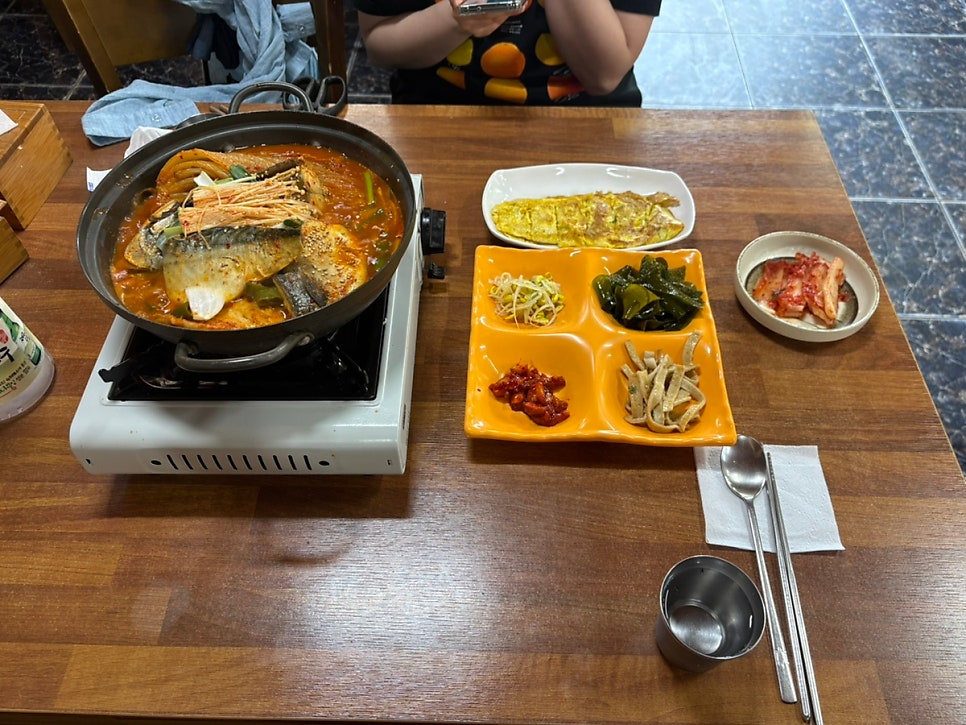 묵은지고등어조림과 함께 나온 밑반찬 한 상.