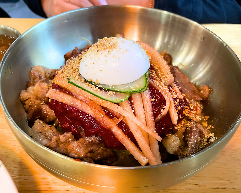 차돌비빔밀면. 고소한 차돌박이와 매콤달콤한 비빔소스의 조화가 일품입니다.