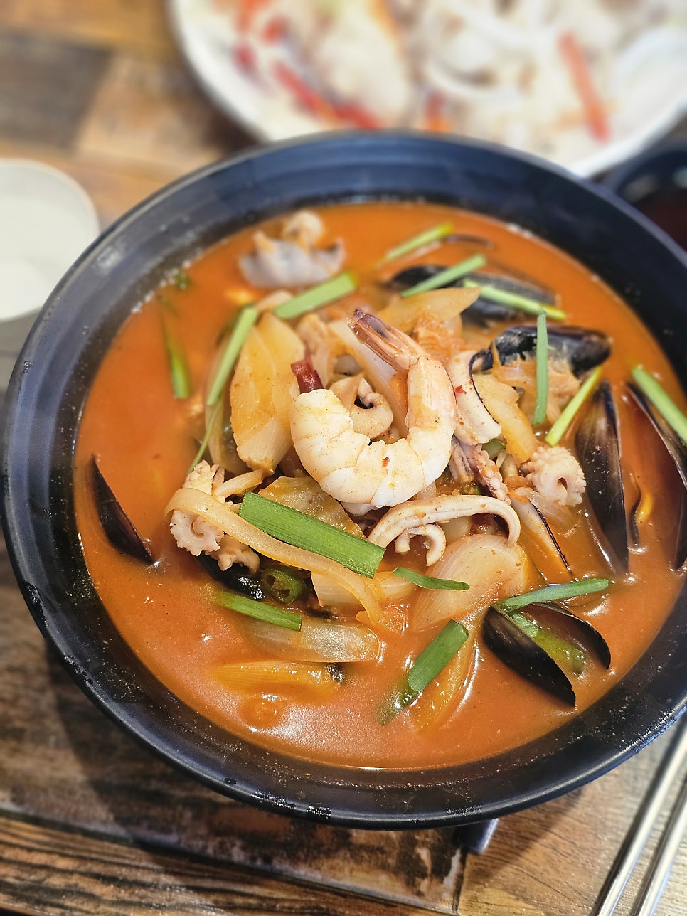 명월반점의 시그니처 해산물 짬뽕, 국물부터 다릅니다